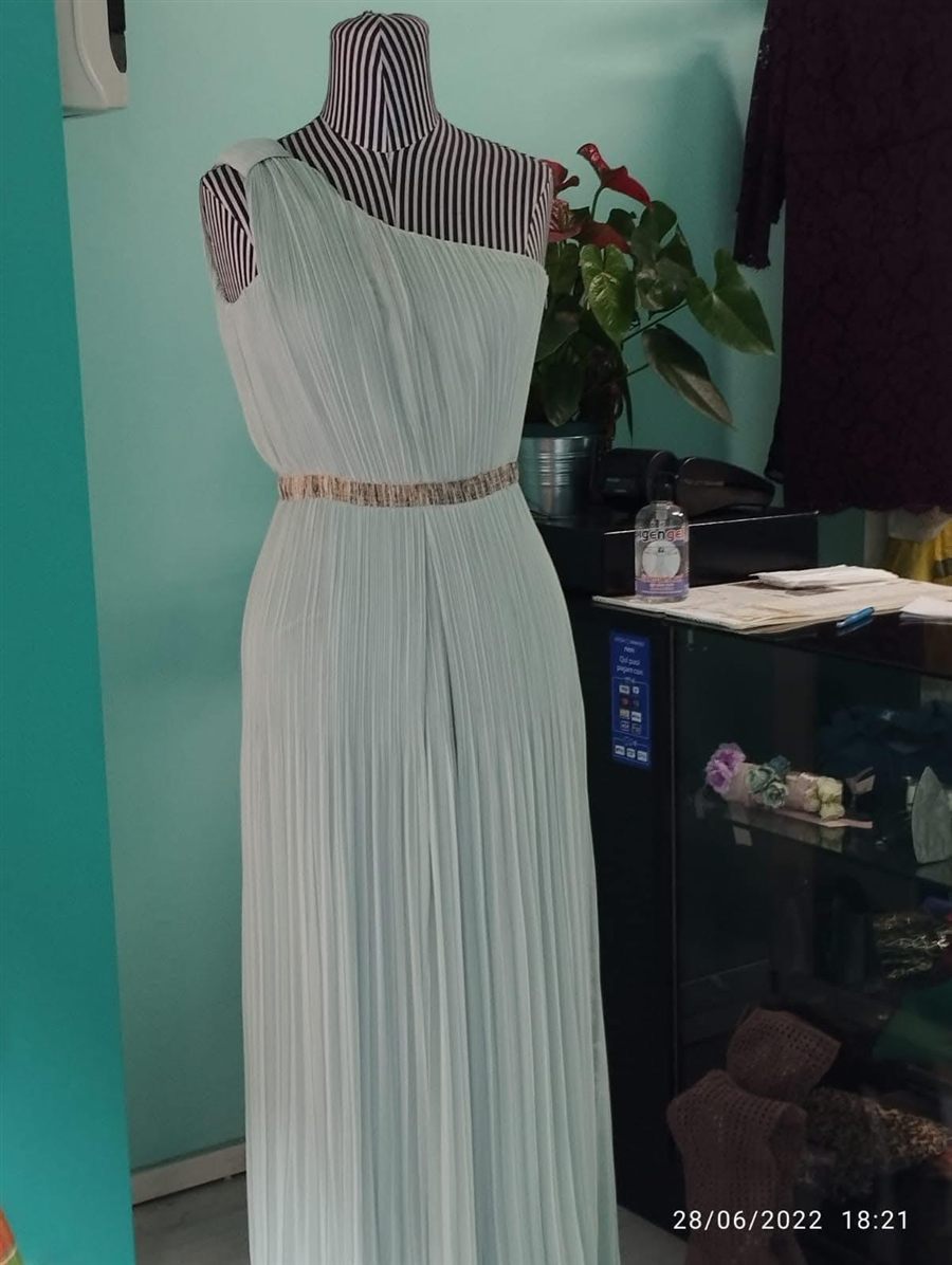 Abito monospalla plissettato verde menta — lavorazione su misura Sartoria Bea Roma