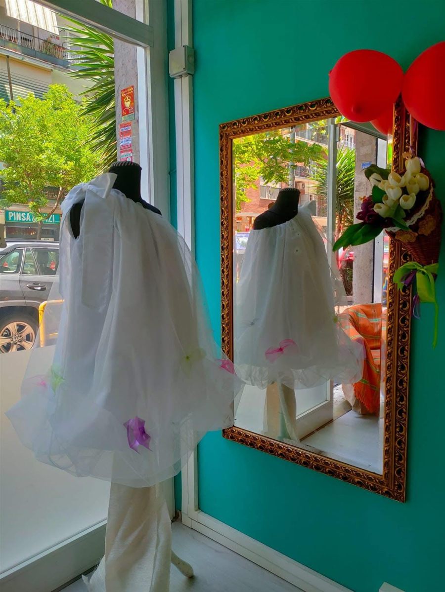 Abito in tulle per cerimonia esposto in vetrina — Sartoria Bea