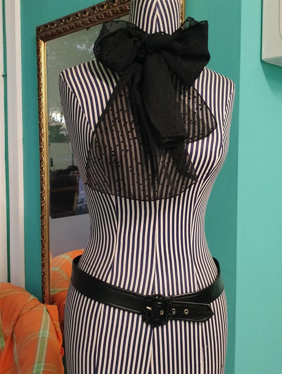 Fiocco in organza a pois su busto sartoriale — dettaglio artigianale